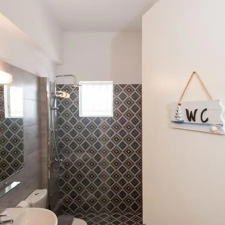 Spacious On The Beachfront בית נופש