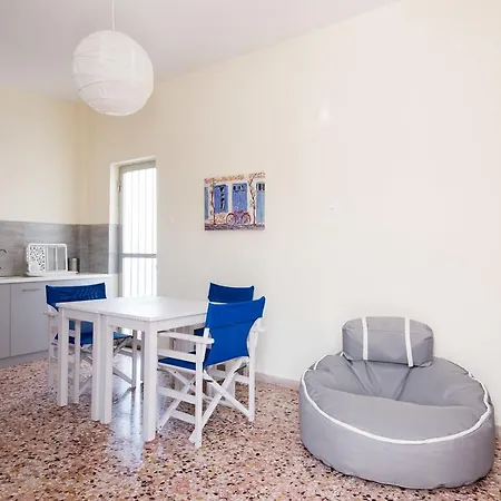 Spacious On The Beachfront בית נופש Melíssion