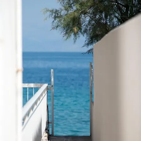 Spacious On The Beachfront * Melission