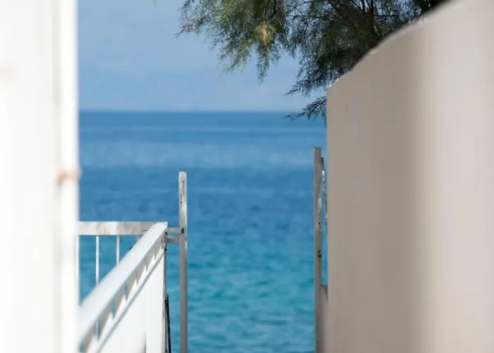 Spacious On The Beachfront * Melíssion